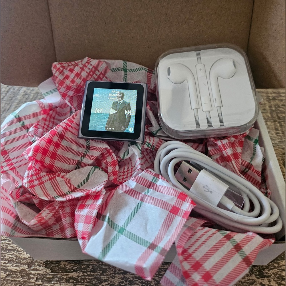 Apple iPod Nano 6th Generation Graphite with radio new cable and earbuds